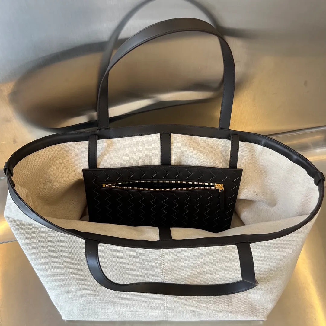 BV's new Flip Flap tote handbag 754915 is suitable for both men and women. It is made of primary-color canvas fabric. It is casual and resistant, with a zipper pouch extending on the front of the bag. It can be folded inside and outside. It is made of contrasting lntrecciato woven calfskin, canvas and leather. It enhances the flexibility of the leather, is durable and not outdated, and is lazy to the core. It is really cool and super practical. The best companion for travel and commuting🥰🥰 Size: 38x30.5x28 P1920